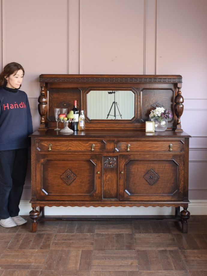 英国アンティークのサイドボード
