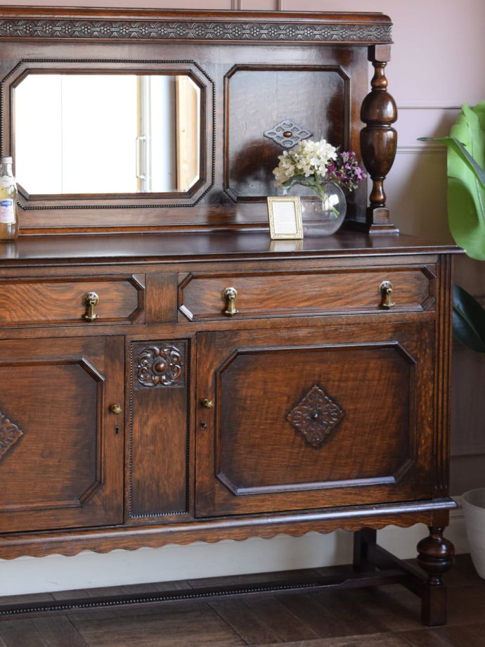 アンティーク家具らしさが漂うサイドボード