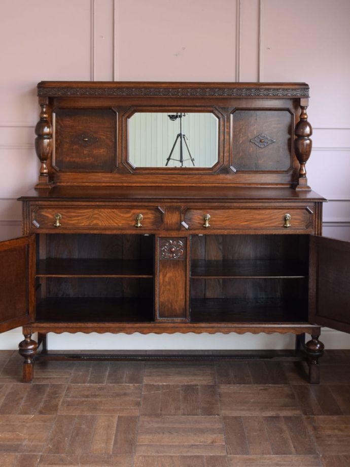 アンティークキャビネットの扉の中