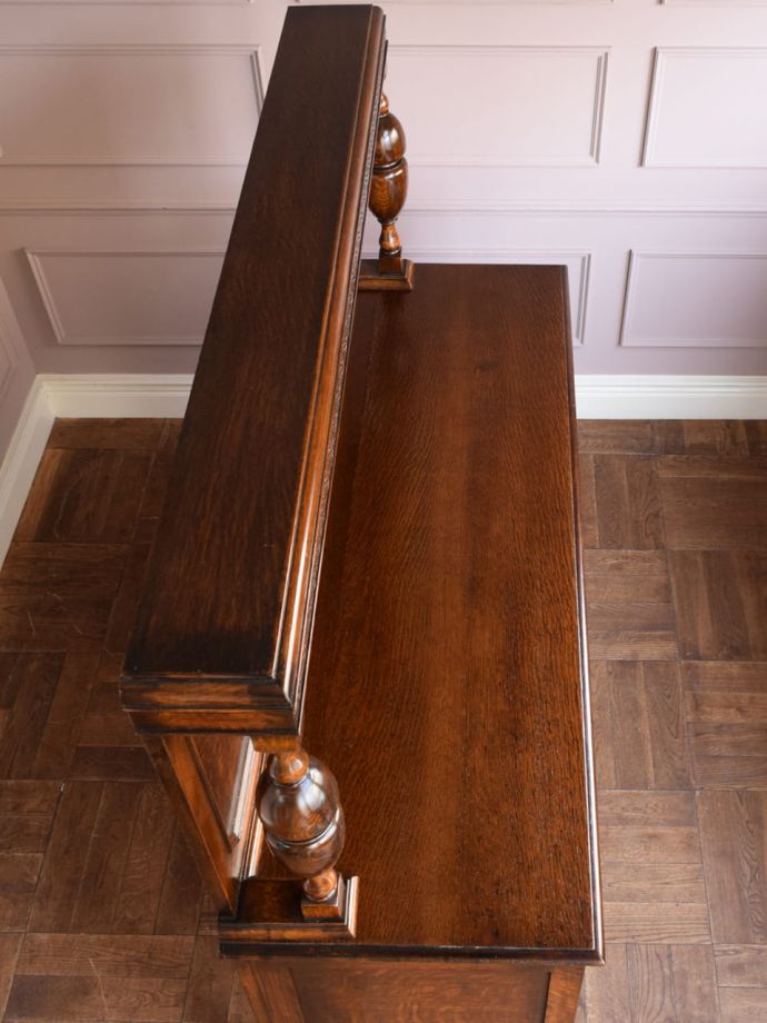 アンティークのサイドボードの天板