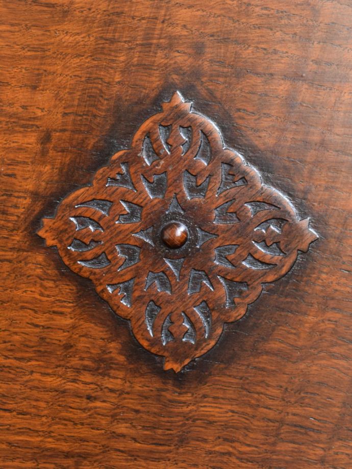 英国アンティーク家具らしい装飾