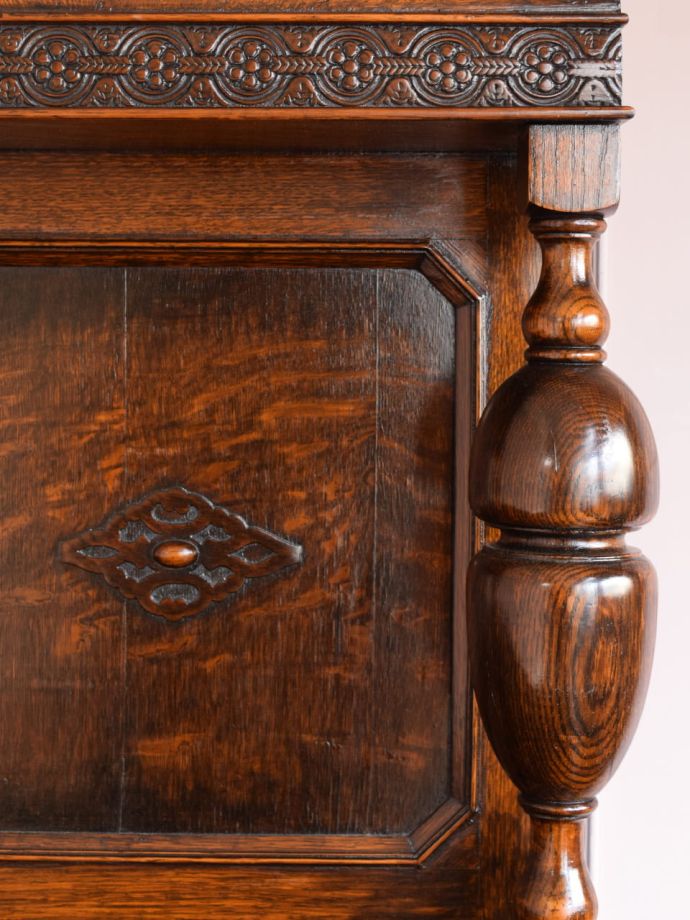 英国アンティーク家具らしい装飾