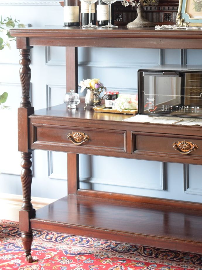 アンティークのオープンシェルフ