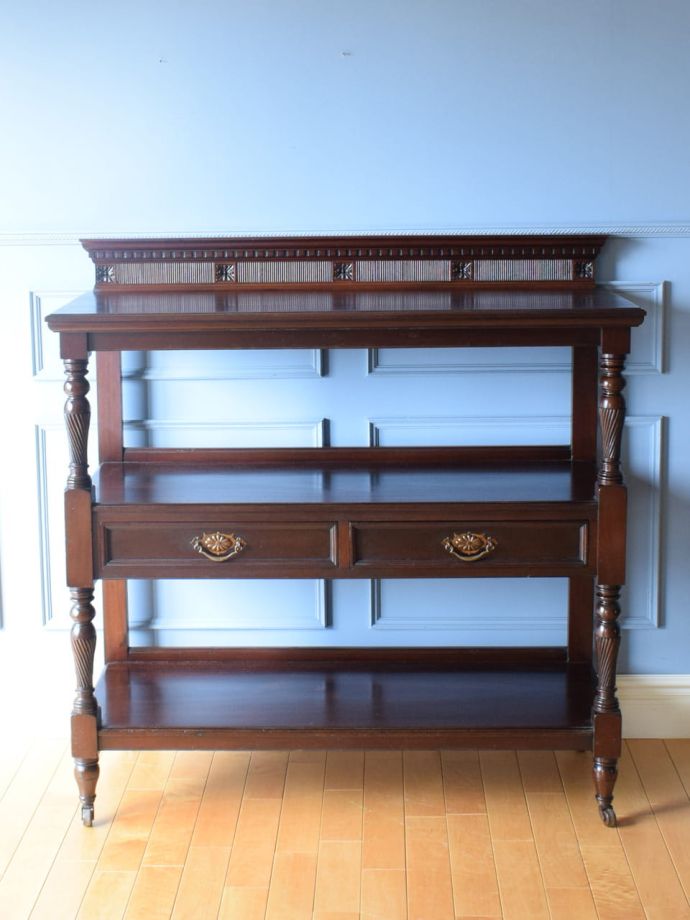 アンティークキャビネットの棚