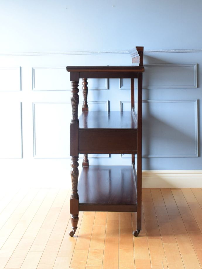 オープンシェルフの側面