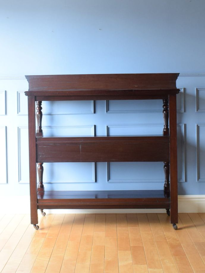 オープンシェルフの後ろ姿