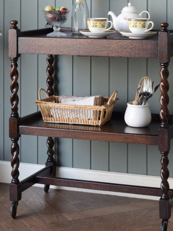 アンティーク家具らしさが漂うワゴン