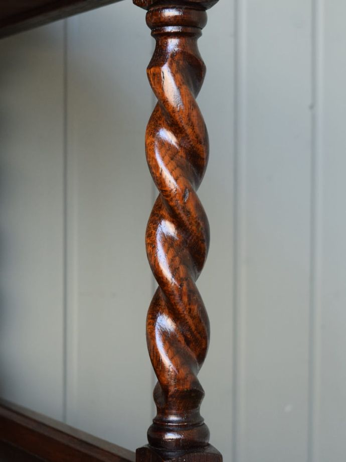 英国アンティーク家具らしい装飾