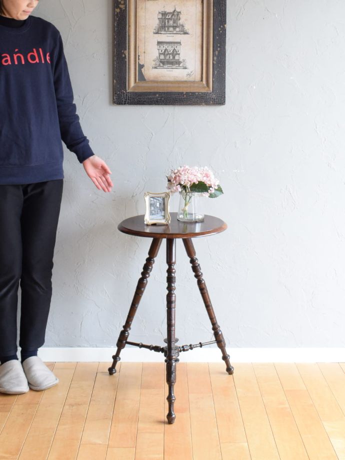 アンティークのオケージョナルテーブル