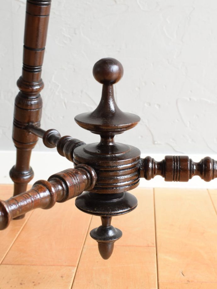 英国アンティーク家具らしい装飾