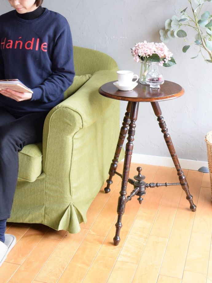 アンティークのサイドテーブル