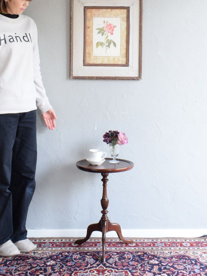 アンティークのサイドテーブル