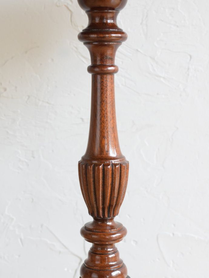 英国アンティーク家具らしい装飾