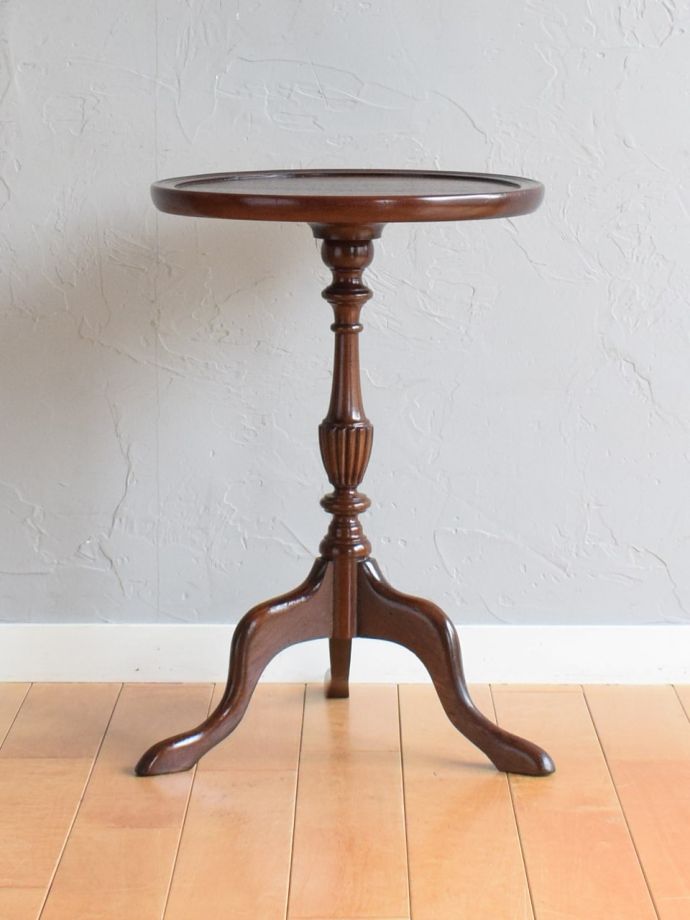 アンティークコーヒーテーブルの側面