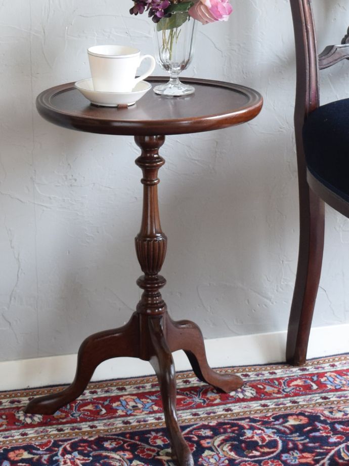 英国スタイルのアンティークテーブル