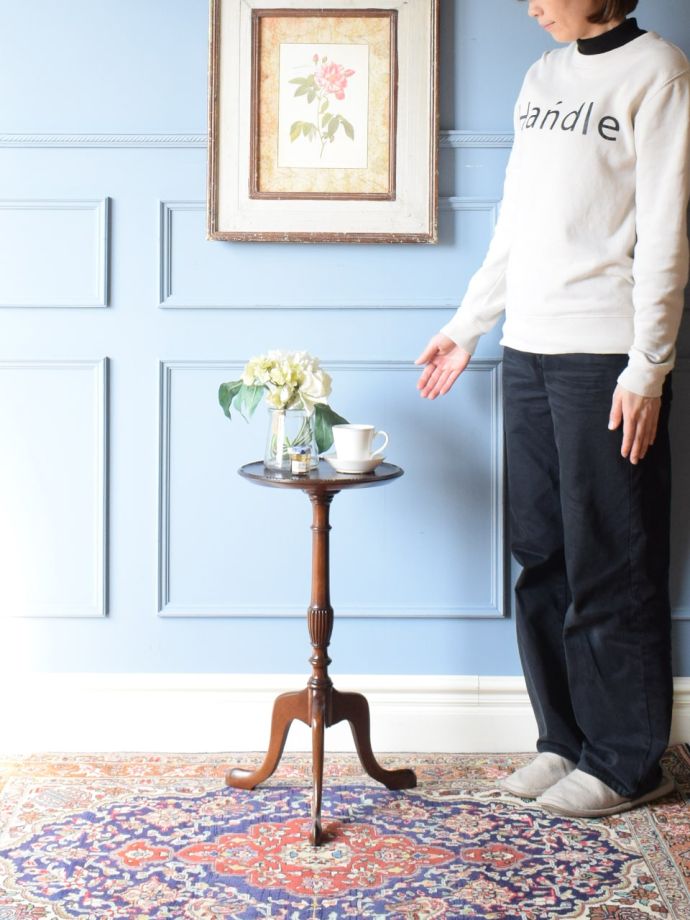 アンティークのサイドテーブル