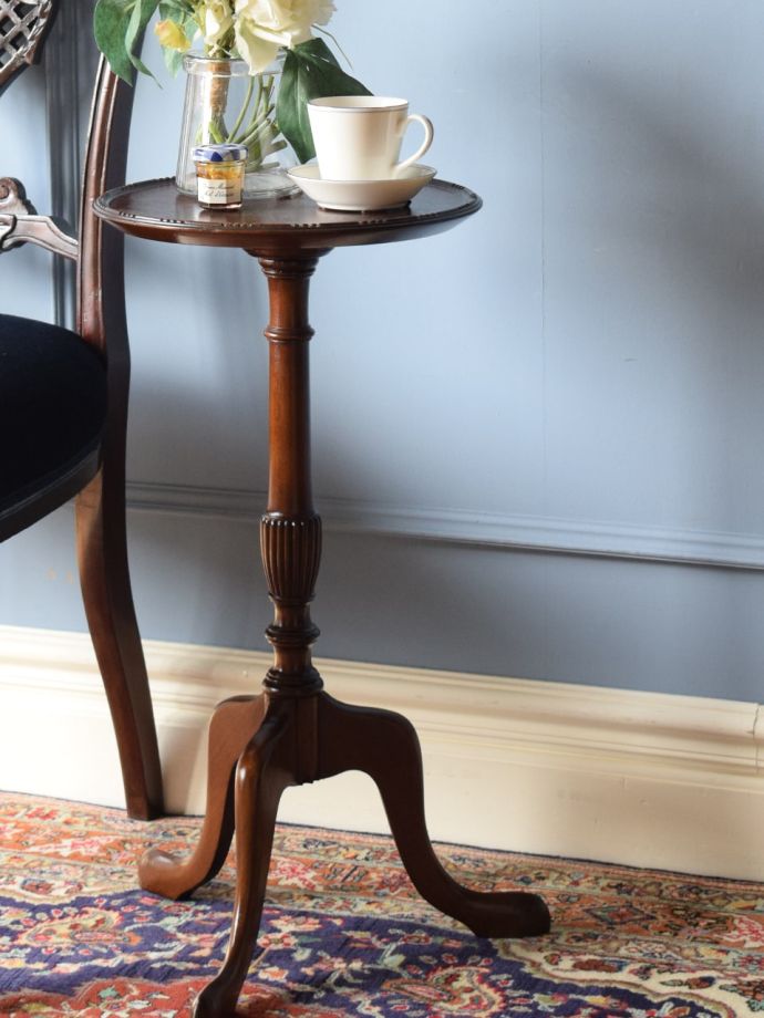 英国スタイルのアンティークテーブル
