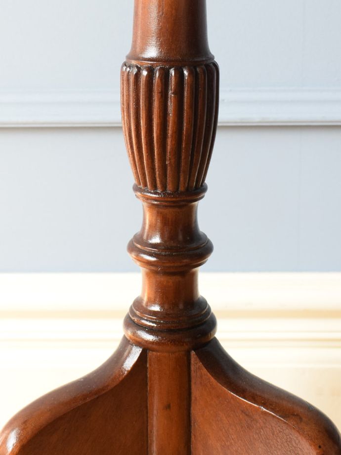 英国アンティーク家具らしい装飾