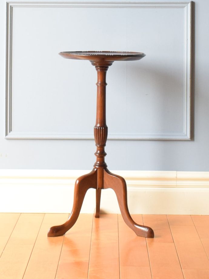 アンティークコーヒーテーブルの側面