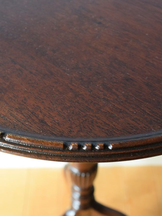 英国アンティーク家具らしい装飾