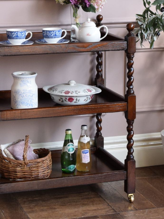 アンティーク家具らしさが漂うワゴン