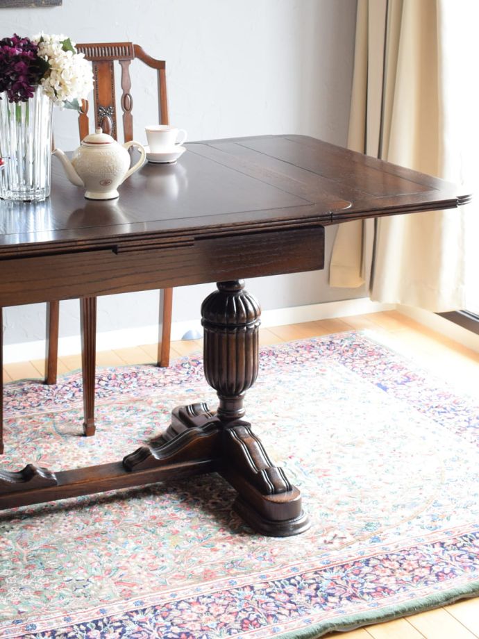 伸長式のおしゃれなアンティークテーブル