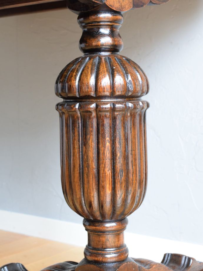 アンティークテーブルの彫