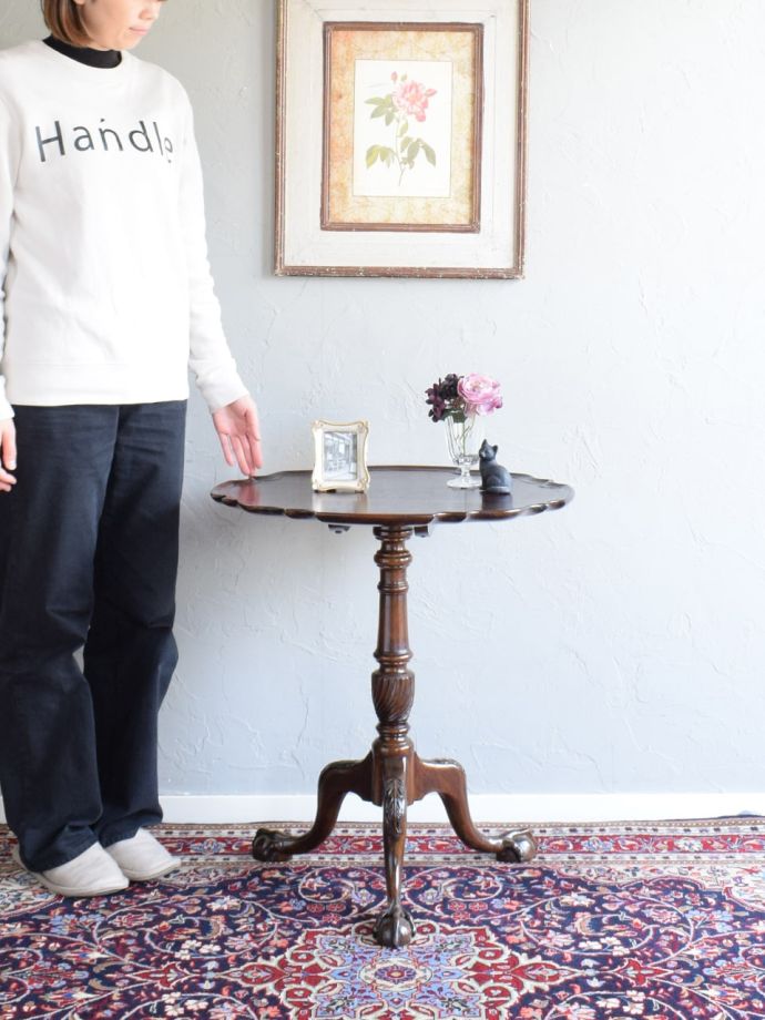 アンティークのサイドテーブル