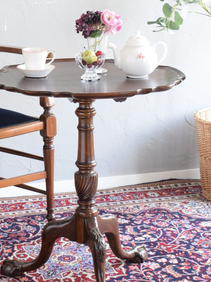 英国のアンティーク家具らしいデザイン