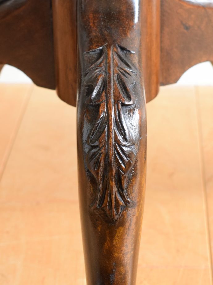 英国アンティーク家具らしい装飾