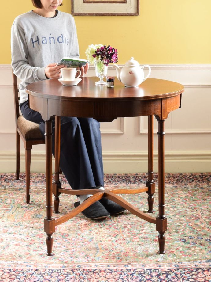 アンティークのオケージョナルテーブル