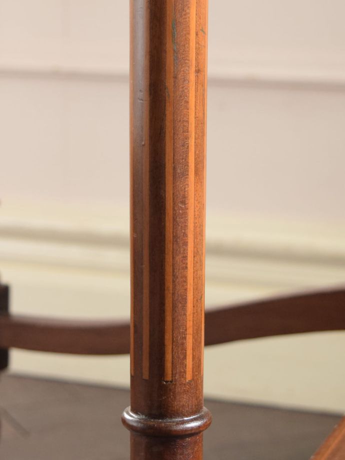 英国アンティーク家具らしい装飾