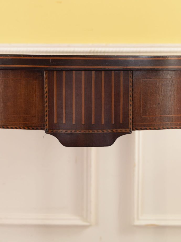 アンティークテーブルの装飾