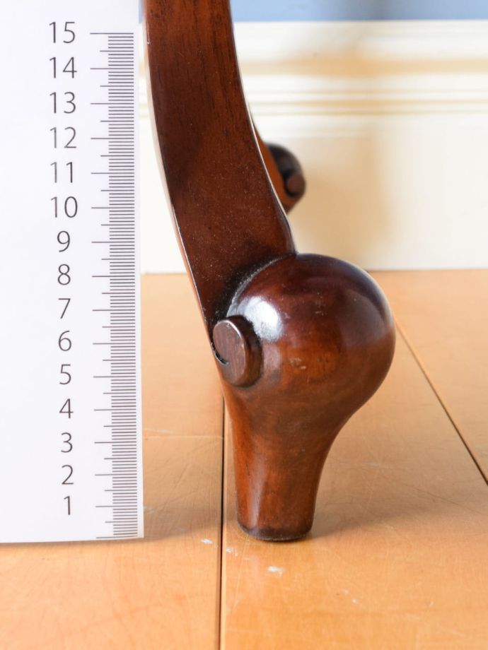 ダイニングテーブルの脚