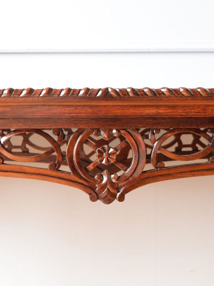 アンティークテーブルの装飾