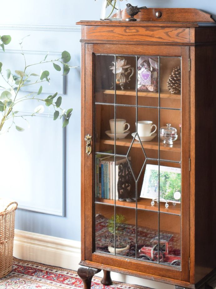 アンティークのステンドグラスの扉