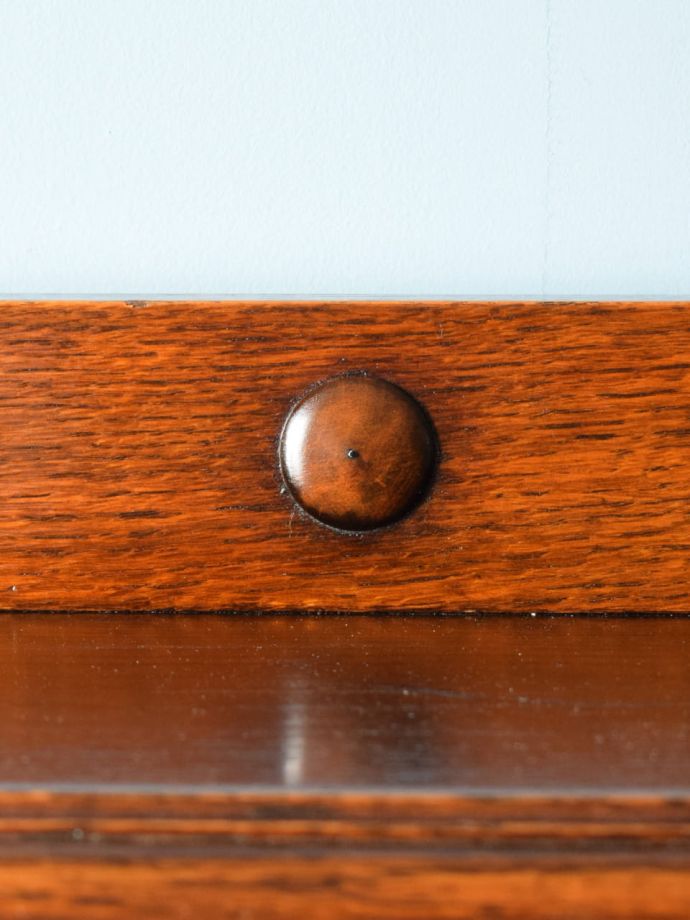 英国アンティーク家具らしい装飾