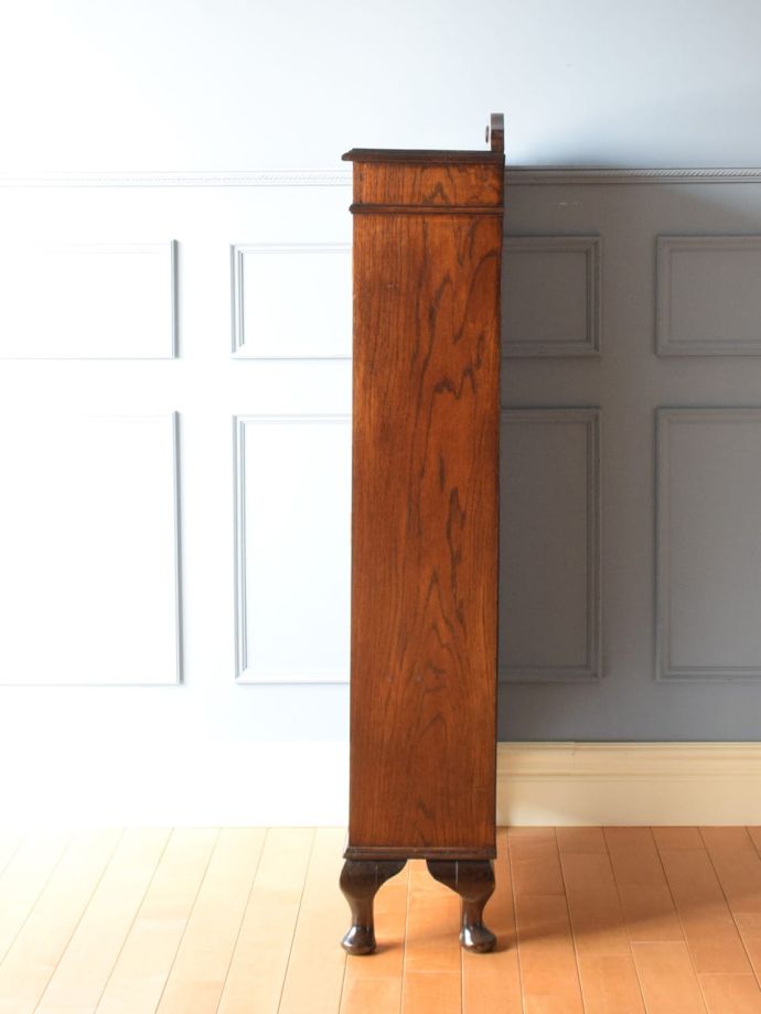 アンティークキャビネットの側面