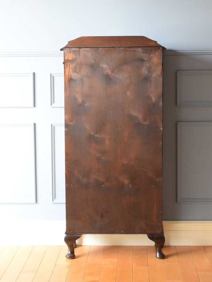 キャビネットの後ろ姿