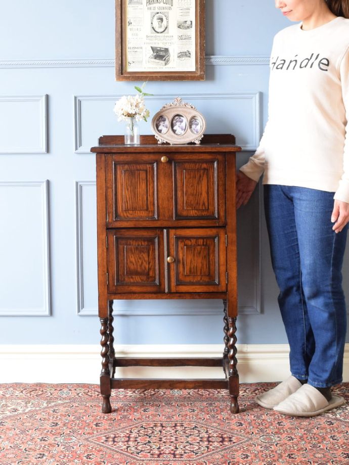 英国アンティークのサイドボード