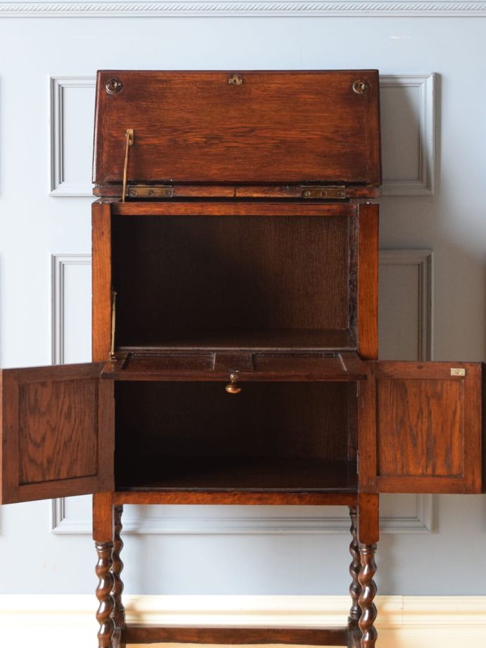 サイドボードの扉の中