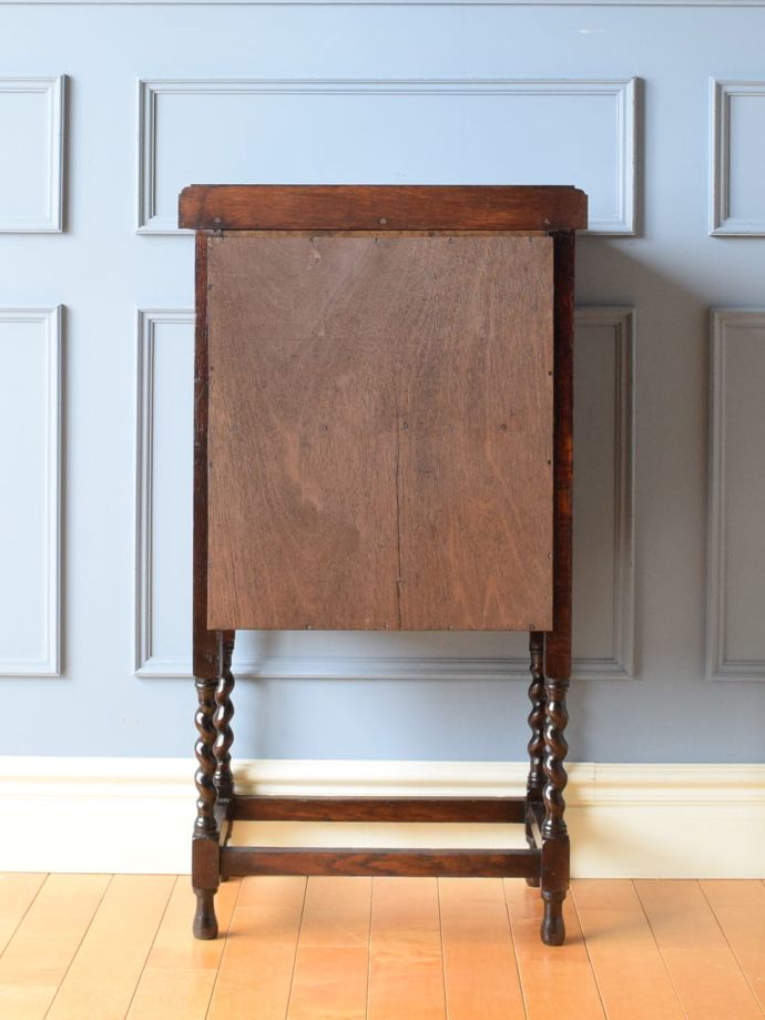 サイドボードの後ろ姿