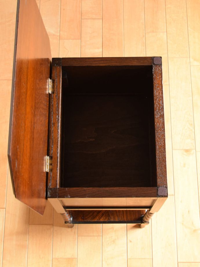 天板の下は小物入れになっています