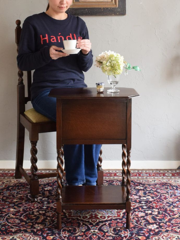 アンティークのオケージョナルテーブル