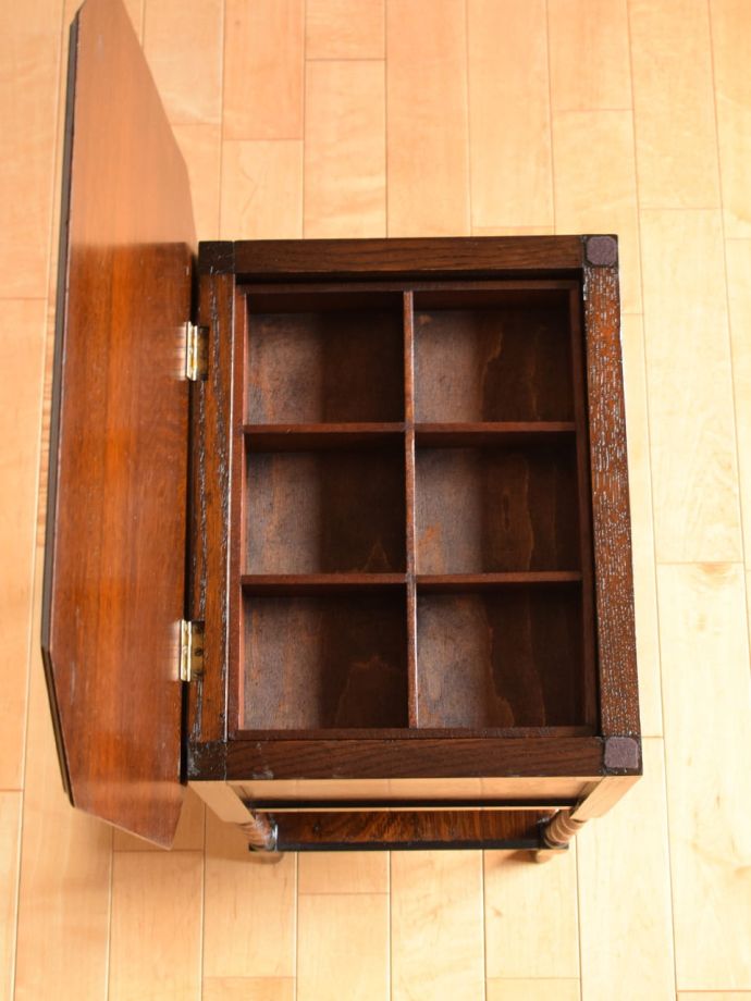 天板の下は小物入れになっています