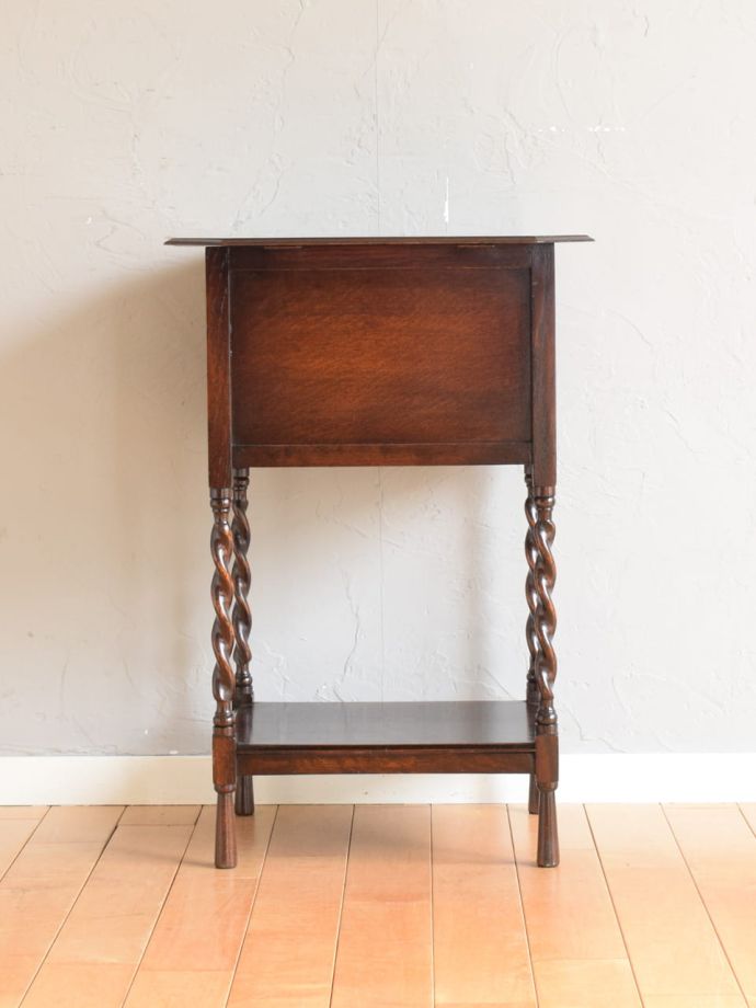 アンティーク家具の後ろ姿