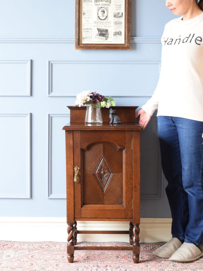 アンティークのサイドキャビネット