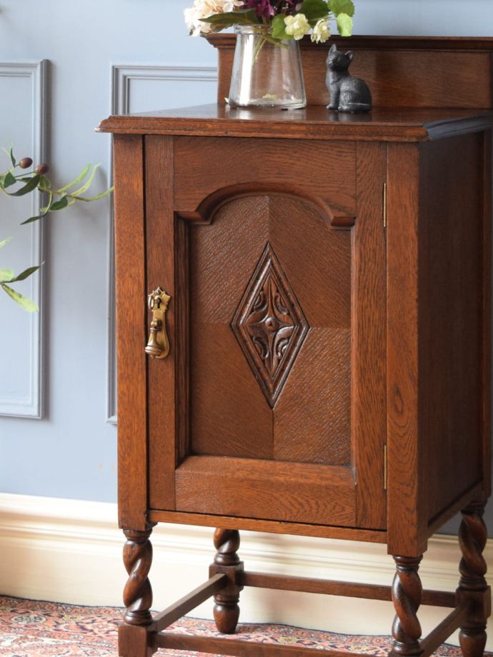 アンティーク家具らしい美しい杢目