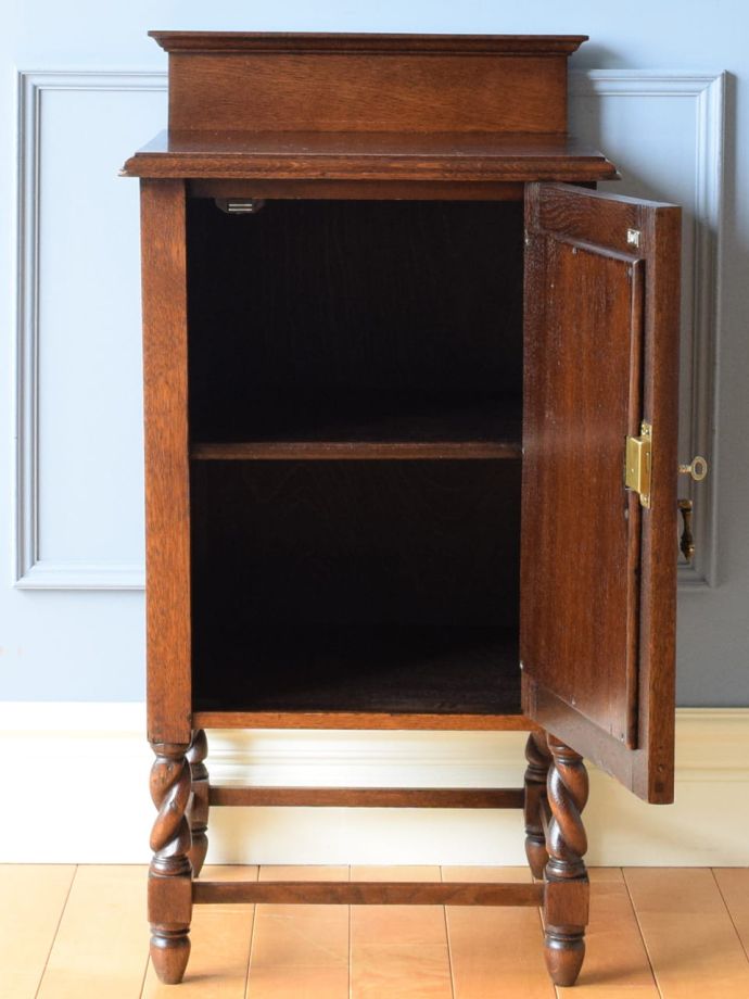 サイドキャビネットの扉の中