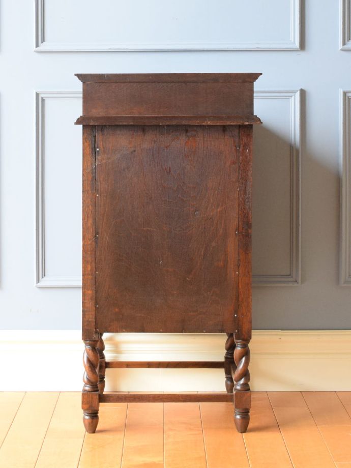 サイドキャビネットの後ろ姿